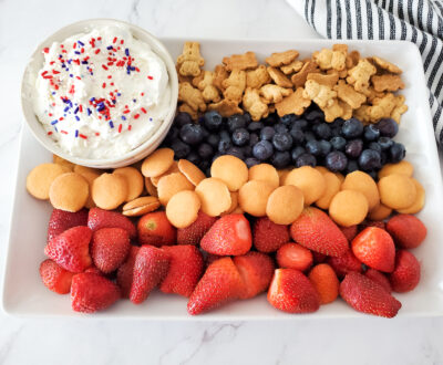 d white and blue fruit dip