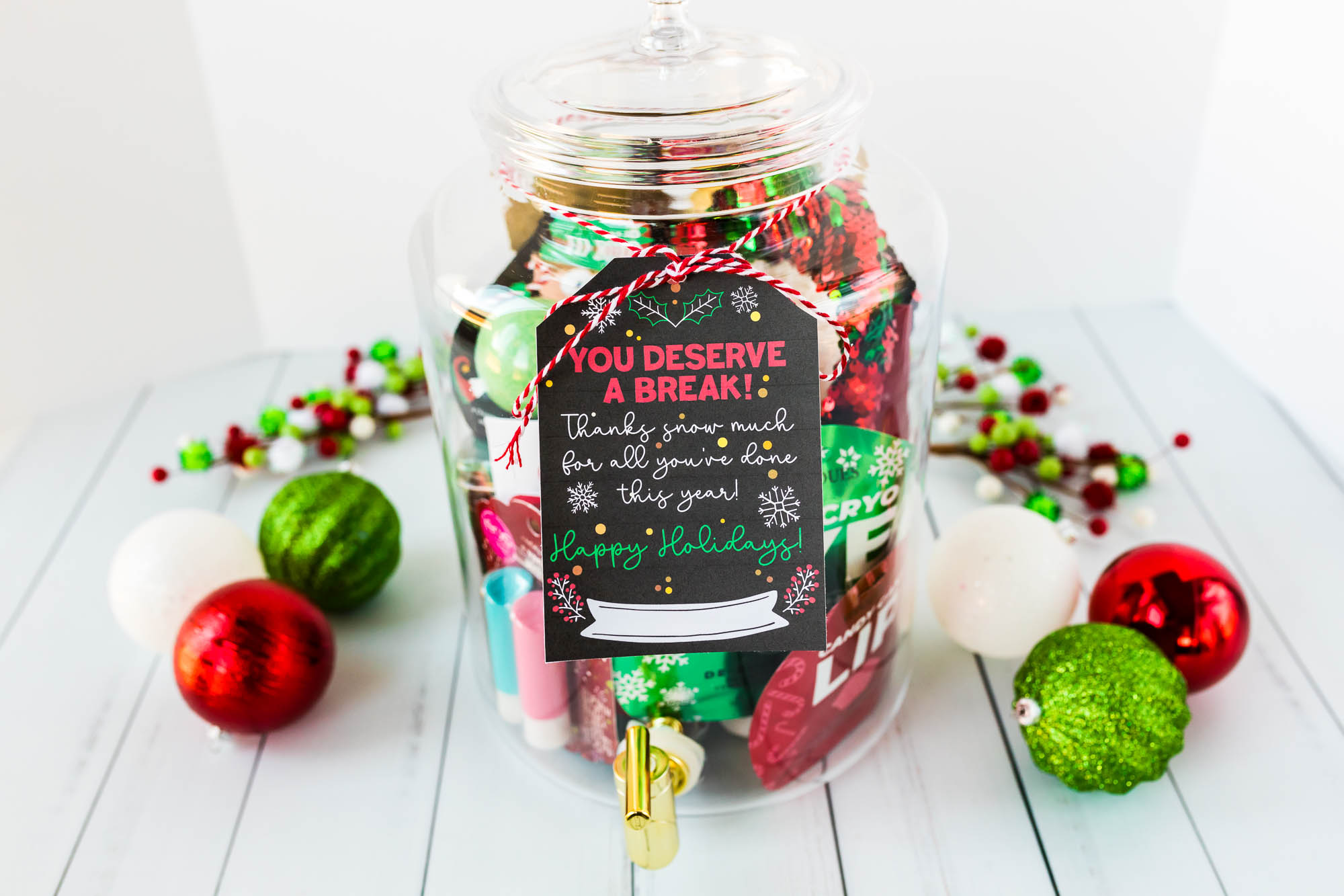 https://modernmomlife.com/wp-content/uploads/Christmas-Teacher-Gift-Basket-10.jpg