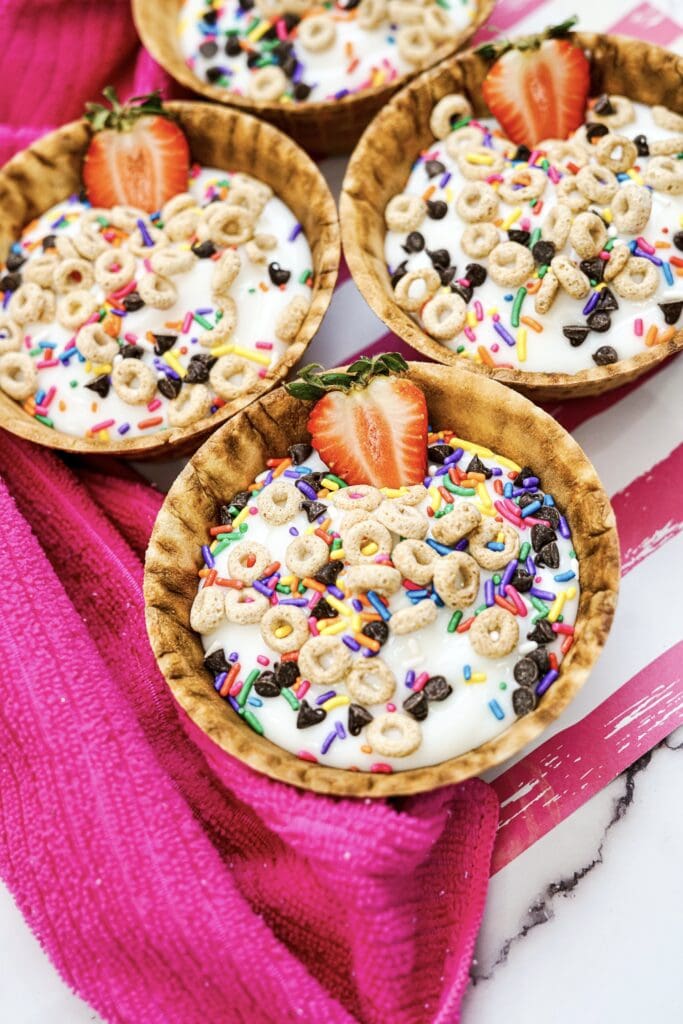 strawberry yogurt sundaes 