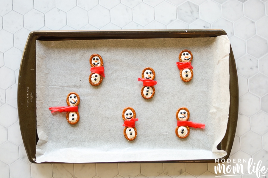 how to make holiday Pretzel Treats